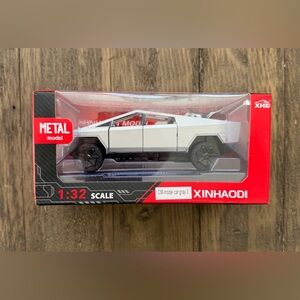 Tesla Cyber Truck 1:32 Scale Metal Model with quad- silver
New in box